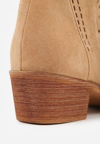 Renee - Ciemnobeżowe Botki Kowbojki Vices na Słupku z Ażurową Cholewką Selahra. Okazja: na co dzień. Kolor: beżowy. Materiał: jeans, len, koronka. Szerokość cholewki: normalna. Wzór: ażurowy. Obcas: na słupku. Styl: casual. Wysokość obcasa: średni #3