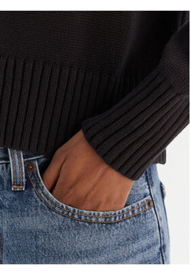 Calvin Klein Jeans Golf Chenille Monologo LV047D354G Czarny Regular Fit. Typ kołnierza: golf. Kolor: czarny. Materiał: bawełna