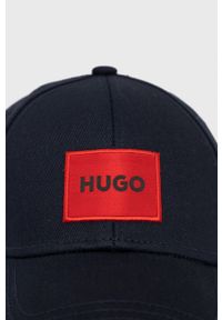 Hugo - HUGO czapka bawełniana kolor granatowy z aplikacją. Kolor: niebieski. Materiał: bawełna. Wzór: aplikacja