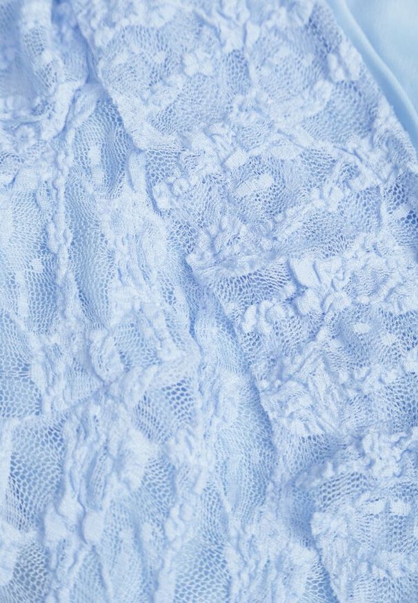 Renee - Niebieska Eteryczna Sukienka z Koronki z Falbankami i Wiązaniem Dianatta. Okazja: na co dzień. Typ kołnierza: kołnierz z falbankami. Kolor: niebieski. Materiał: koronka. Wzór: koronka. Styl: boho, elegancki, casual