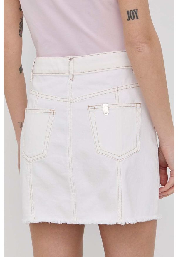 Liu Jo spódnica jeansowa kolor biały mini prosta. Okazja: na co dzień. Kolor: biały. Materiał: jeans. Wzór: gładki. Styl: casual