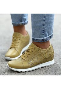 Złote botki damskie sneakersy Jezzi Asa170-3. Kolor: beżowy. Materiał: skóra. Obcas: na koturnie. Wysokość obcasa: średni