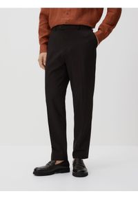 Reserved - Spodnie garniturowe z kantem - ciemnobrązowy. Kolor: brązowy. Materiał: elastan, tkanina, len #1