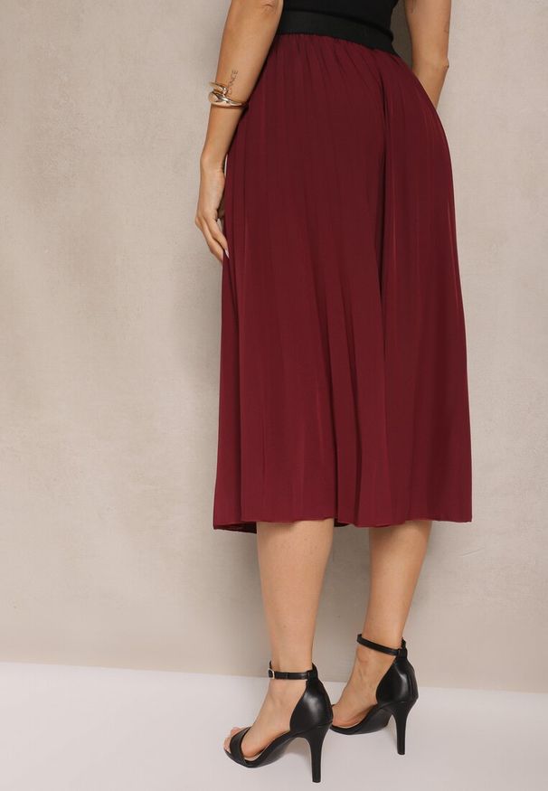Renee - Bordowa Casualowa Spódnica Plisowana z Gumką w Pasie Velentina. Okazja: na co dzień. Kolor: czerwony. Materiał: koronka. Styl: casual