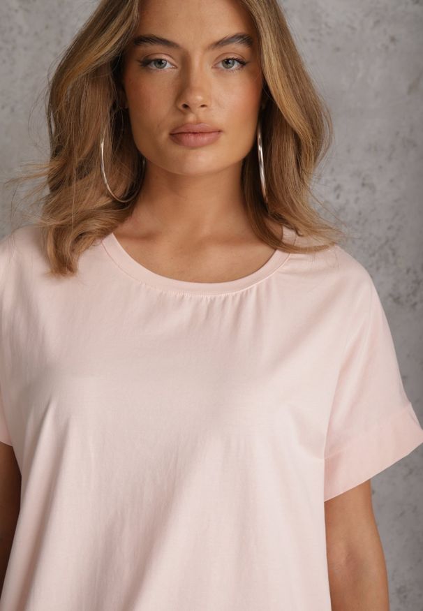 Renee - Jasnoróżowa T-shirtowa Sukienka Pudełkowa z Elastycznej Bawełny Ellensa. Kolor: różowy. Materiał: bawełna. Styl: wakacyjny. Długość: mini