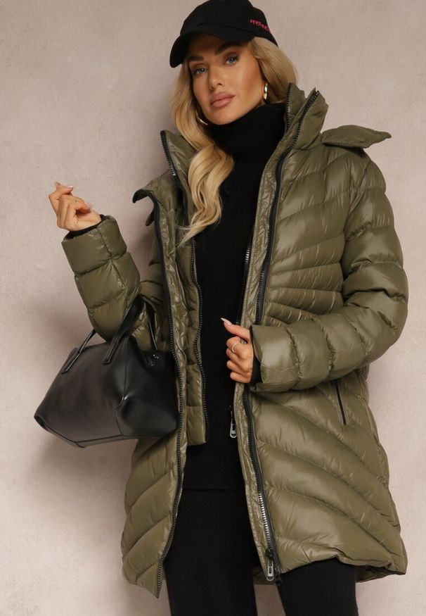 Renee - Ciemnozielona Zimowa Kurtka z Ukośnym Pikowaniem i Nieodpinanym Kapturem Siaritha. Okazja: na co dzień, na spacer. Kolor: zielony. Materiał: jeans. Sezon: zima. Styl: casual, elegancki