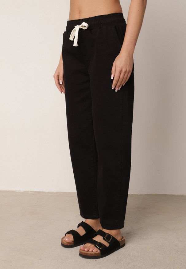 Born2be - Czarne Bawełniane Jeansy o Kroju Mom Fit ze Ściągaczem w Pasie Elrinvia. Okazja: na co dzień, do pracy. Kolor: czarny. Długość: długie. Styl: casual