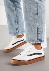 Born2be - Biało-Beżowe Tenisówki z Ozdobną Naszywką i Przeszyciami Buildoria. Okazja: na co dzień. Kolor: biały. Materiał: jeans. Szerokość cholewki: normalna. Wzór: aplikacja. Styl: klasyczny, sportowy, casual