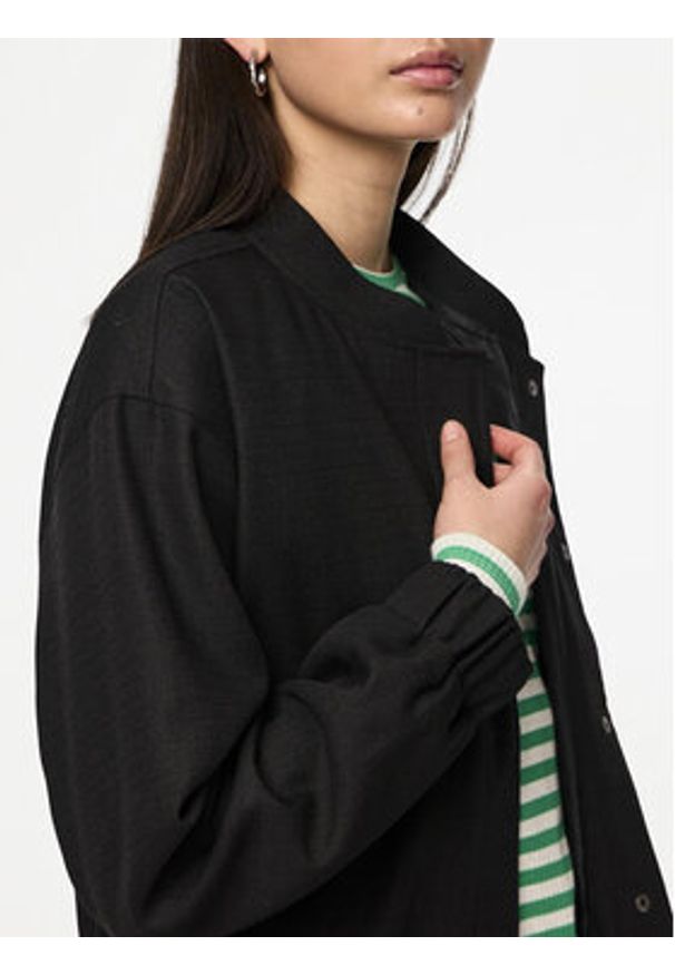 Pieces Kurtka bomber Annie 17150150 Czarny Regular Fit. Kolor: czarny. Materiał: syntetyk