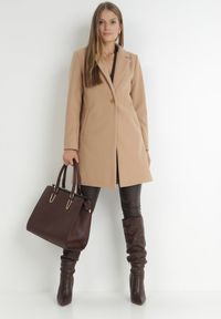 Born2be - Beżowy Płaszcz Jednorzędowy Sono. Okazja: na co dzień. Typ kołnierza: golf. Kolor: beżowy. Materiał: dzianina, jeans. Długość: do kolan. Styl: casual #5
