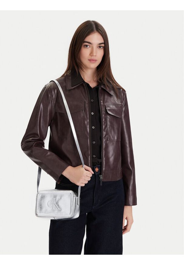 Calvin Klein Torebka Bold Ck Metallic Camera Bag LV04F3331G Srebrny. Kolor: srebrny. Materiał: skórzane