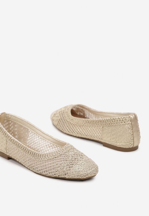 Renee - Złote Balerinki Ozdobione Siateczką Landeora. Okazja: na co dzień, na spacer. Kolor: złoty. Materiał: jeans. Wzór: aplikacja. Obcas: na obcasie. Styl: elegancki, casual. Wysokość obcasa: niski