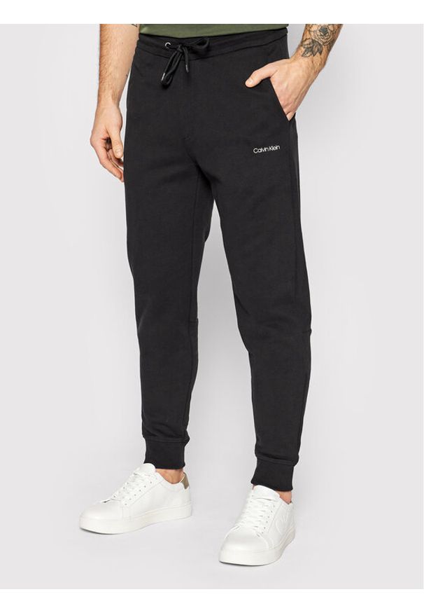 Calvin Klein Spodnie dresowe Small Logo K10K107954 Czarny Regular Fit. Kolor: czarny. Materiał: bawełna, dresówka