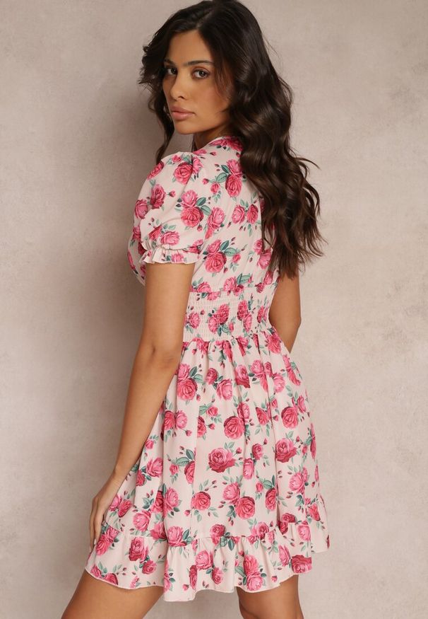 Renee - Różowa Sukienka Gwenheda. Typ kołnierza: dekolt w serek. Kolor: różowy. Długość rękawa: krótki rękaw. Wzór: aplikacja. Długość: mini