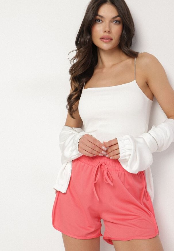 Born2be - Różowe Szorty z Gumką w Pasie i Ozdobnym Sznurkiem Milarisa. Okazja: na co dzień. Kolor: różowy. Styl: casual, elegancki, klasyczny