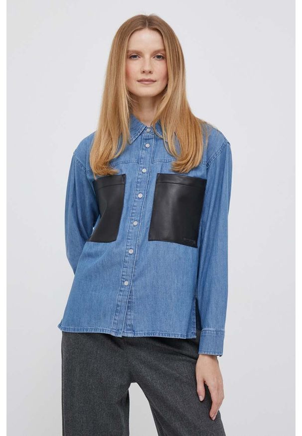 DKNY - Dkny koszula jeansowa damska kolor niebieski relaxed z kołnierzykiem klasycznym. Typ kołnierza: kołnierzyk klasyczny. Kolor: niebieski. Materiał: jeans. Długość: długie. Styl: klasyczny
