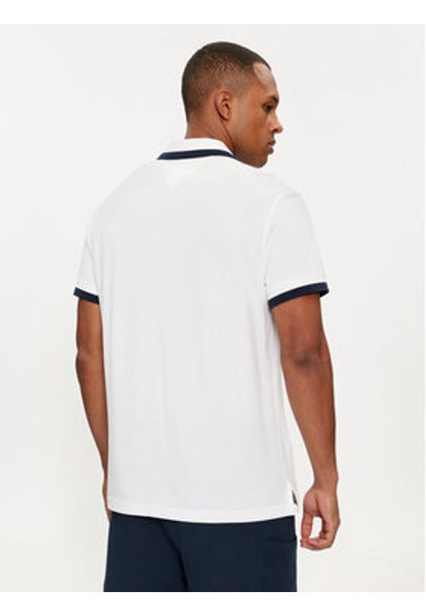Tommy Jeans Polo DM0DM18313 Biały Regular Fit. Typ kołnierza: polo. Kolor: biały. Materiał: bawełna