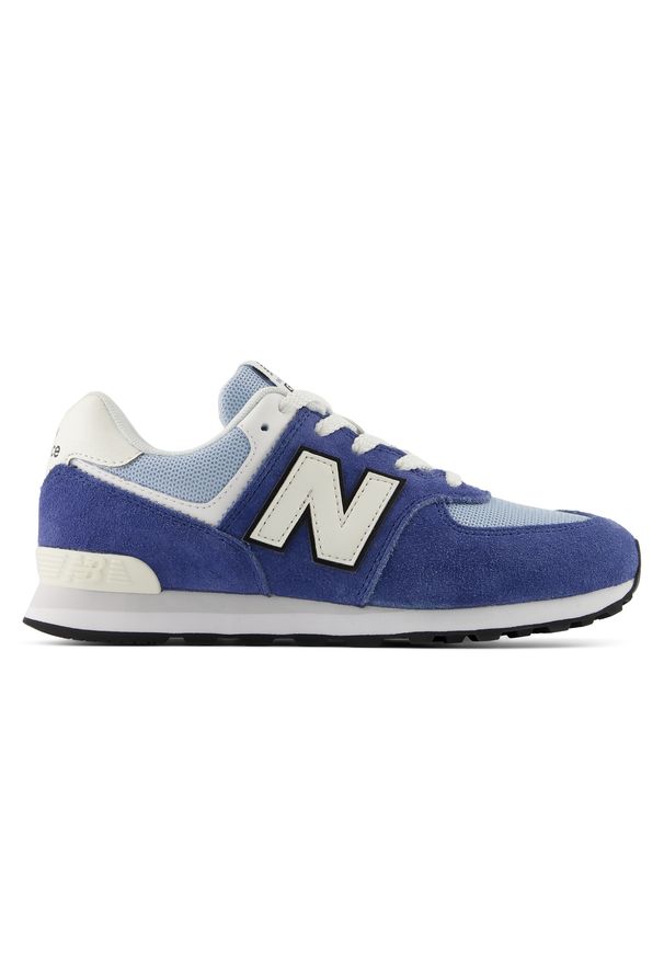 Buty dziecięce New Balance G57450H – granatowe. Okazja: na co dzień, na uczelnię. Kolor: niebieski. Materiał: zamsz, syntetyk, materiał. Szerokość cholewki: normalna. Model: New Balance 574. Sport: turystyka piesza