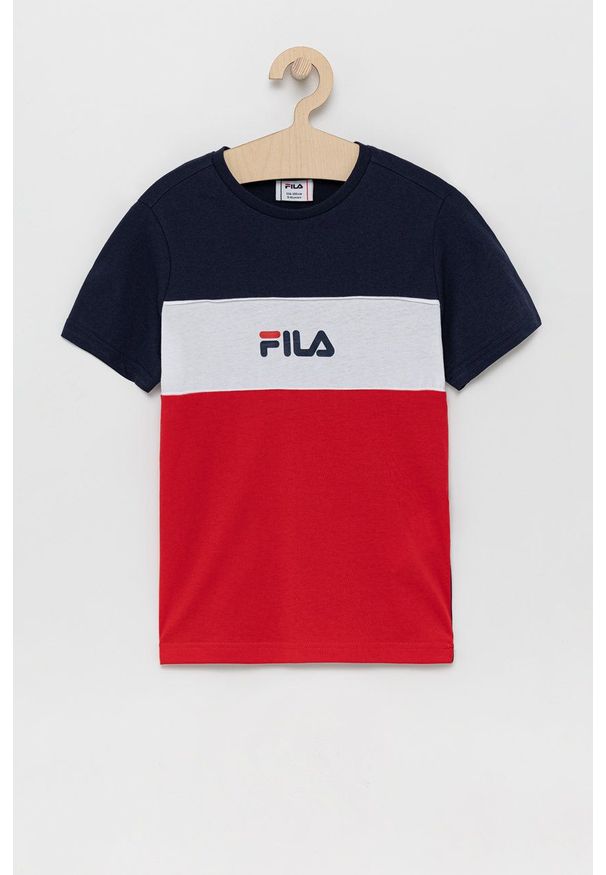 Fila T-shirt dziecięcy kolor czerwony. Okazja: na co dzień. Kolor: czerwony. Materiał: dzianina. Długość rękawa: krótki rękaw. Długość: krótkie. Wzór: nadruk. Styl: casual