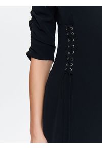 TOP SECRET - Sukienka czarna rozkloszowana z ozdobnymi wiązaniami w talii. Kolor: czarny. Materiał: tkanina. Długość rękawa: krótki rękaw. Sezon: zima, jesień. Styl: elegancki #6