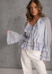 Renee - Niebieska Bluzka z Wiskozy Boho Ozdobiona Wiązaniami Koronką i Falbanami Gavimia. Okazja: na co dzień. Kolor: niebieski. Materiał: wiskoza, koronka. Długość rękawa: długi rękaw. Długość: długie. Wzór: aplikacja, koronka. Styl: boho #4