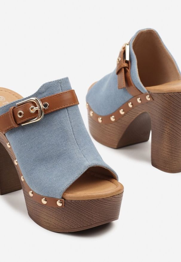 Born2be - Niebieskie Klapki na Platformie i Obcasie Ozdobione Paskiem i Nitami Aludelle. Okazja: na co dzień. Kolor: niebieski. Materiał: jeans. Wzór: aplikacja. Obcas: na obcasie. Styl: casual, elegancki, rockowy. Wysokość obcasa: średni