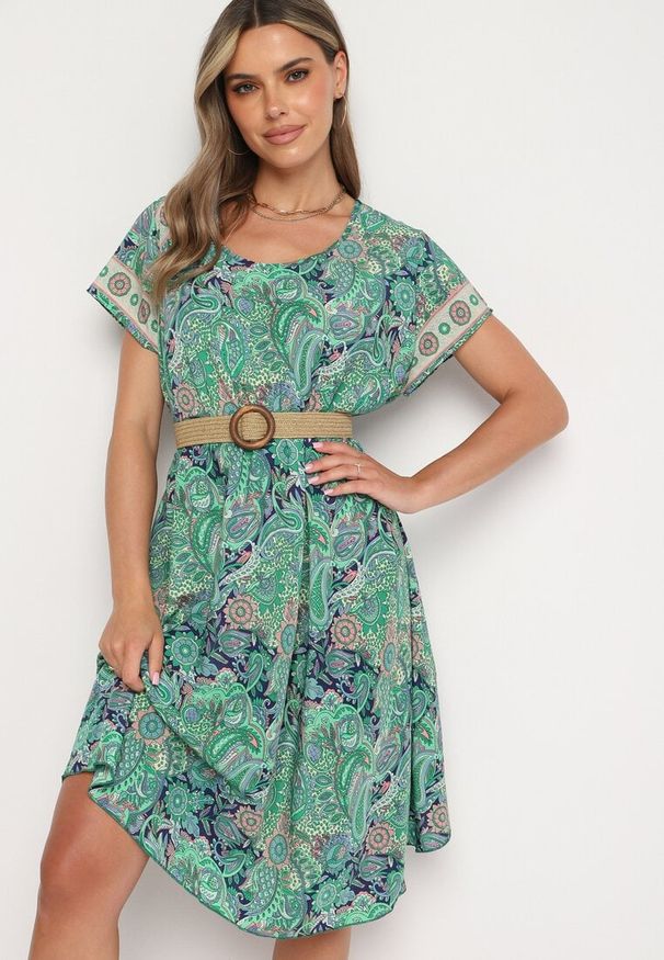 Born2be - Zielona Wiskozowa Sukienka o Rozkloszowanym Kroju w Stylu Boho Melnea. Typ kołnierza: dekolt w łódkę. Kolor: zielony. Materiał: wiskoza. Długość rękawa: krótki rękaw. Sezon: lato. Styl: boho