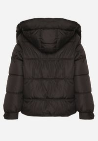 Born2be - Czarna Kurtka Puffer o Fasonie Oversize z Kapturem i Naszywką Azirva. Okazja: na co dzień. Typ kołnierza: kaptur. Kolor: czarny. Materiał: dzianina. Wzór: aplikacja. Styl: casual, sportowy #6