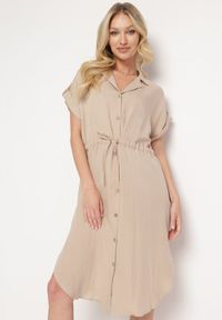 Born2be - Beżowa Koszulowa Sukienka Midi z Wiskozy na Guziki z Troczkiem i Wycięciami Alicana. Typ kołnierza: kołnierzyk klasyczny. Kolor: beżowy. Materiał: wiskoza. Typ sukienki: koszulowe. Styl: klasyczny. Długość: midi #1