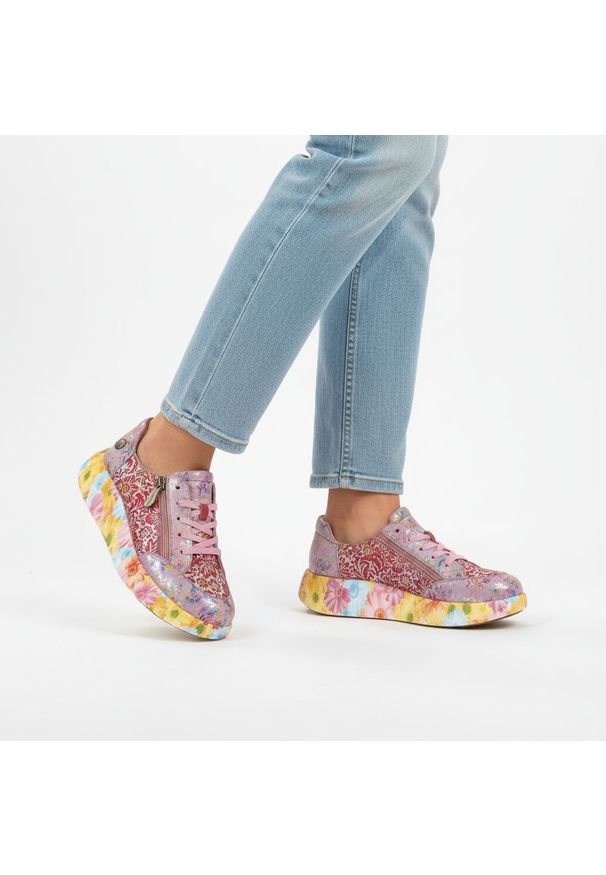 Sneakersy damskie Laura Vita, podwyższona podeszwa z wielokolorowym wzorem na obwodzie oraz perforowane panele na cholewce, różowe, 57 SL26803-57B. Okazja: na co dzień, do pracy, na spacer. Zapięcie: zamek. Kolor: różowy. Szerokość cholewki: normalna. Wzór: kolorowy, aplikacja, kwiaty. Sezon: wiosna, lato. Styl: casual, elegancki