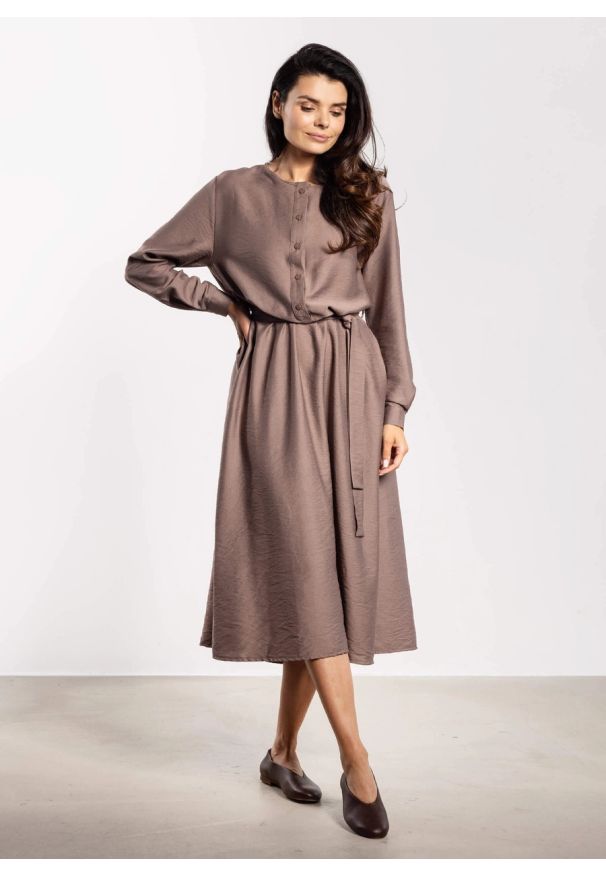 Infinite You - Elegancka sukienka rozkloszowana z długim rękawem taupe. Kolor: zielony, brązowy. Długość rękawa: długi rękaw. Styl: elegancki