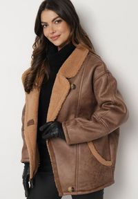 Born2be - Brązowa Kurtka Biker Oversize Zapinana na Guziki Ocieplana Futerkiem Nikiena. Kolor: brązowy. Materiał: futro. Długość rękawa: długi rękaw. Długość: długie. Styl: elegancki #5