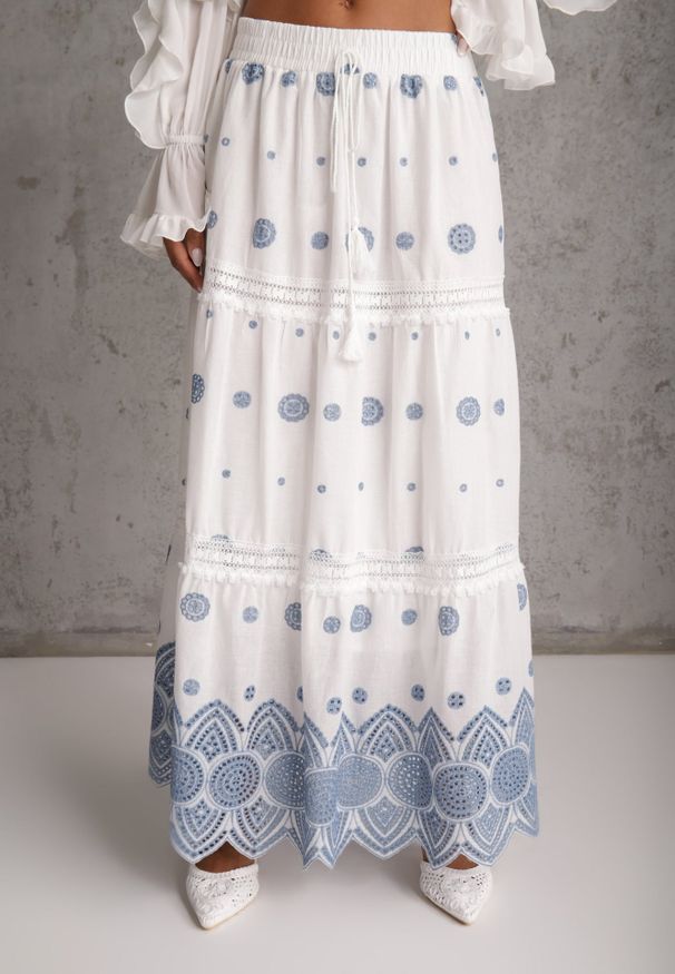 Renee - Biało-Niebieska Bawełniana Spódnica Casual w Stylu Boho Ozdobiona Wycięciami i Haftowanymi Wzorami Hermat. Okazja: na co dzień. Stan: podwyższony. Kolor: niebieski. Materiał: bawełna. Wzór: aplikacja, haft. Styl: casual, boho
