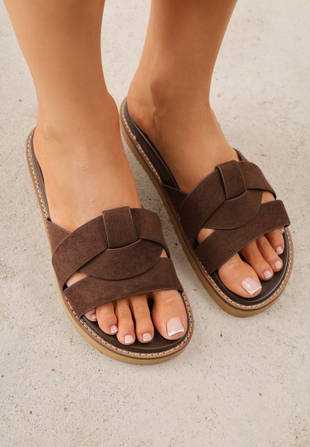 Born2be - Cienobrązowe Klapki VICES z Przeplatanymi Paskami Anreene. Okazja: na co dzień. Kolor: brązowy. Materiał: len. Wzór: paski. Styl: casual, klasyczny, elegancki