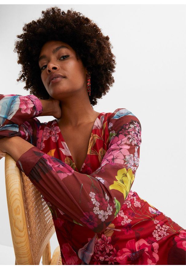 bonprix - Sukienka midi z siateczki. Kolor: czerwony. Wzór: nadruk, kwiaty. Typ sukienki: kopertowe. Długość: midi