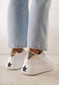 Renee - Biało-Złote Sneakersy VICES Ozdobione Gwiazdą i Błyszczącą Wstawką Oranatta. Okazja: na co dzień. Kolor: biały. Materiał: jeans. Wzór: aplikacja #6