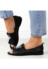 DEONI - Czarne skórzane Polskie sandały damskie z zakrytą piętą Deoni D488. Zapięcie: bez zapięcia. Kolor: czarny. Materiał: skóra. Sezon: wiosna, lato. Styl: klasyczny #1