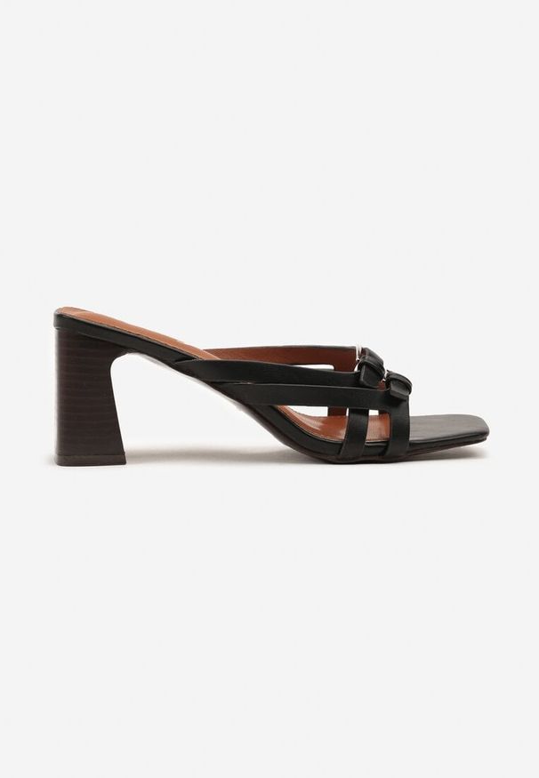 Renee - Czarne Klapki na Słupku z Ozdobnymi Klamrami Nevale. Okazja: na spacer, na co dzień. Kolor: czarny. Sezon: wiosna. Obcas: na słupku. Styl: elegancki, casual