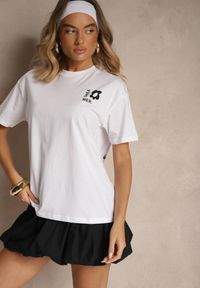 Renee - Biało-Niebieski T-shirt z Bawełny Ozdobiony Nadrukiem Adneria. Okazja: na co dzień. Kolor: biały. Materiał: bawełna. Wzór: aplikacja, nadruk. Styl: casual #5