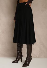 Renee - Czarna Dzianinowa Spódnica Plisowana o Rozkloszowanym Kroju Tuswia. Okazja: na co dzień. Stan: podwyższony. Kolor: czarny. Materiał: dzianina. Wzór: aplikacja. Styl: klasyczny, casual #3