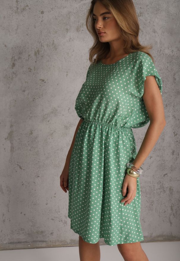 Renee - Zielona Rozkloszowana Sukienka Retro z Wiskozy w Groszki Tetia. Kolor: zielony. Materiał: wiskoza. Długość rękawa: krótki rękaw. Wzór: grochy. Typ sukienki: rozkloszowane. Styl: retro