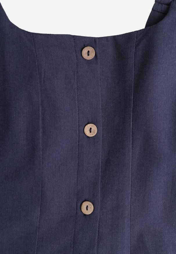 Renee - Granatowa Sukienka Rozkloszowana z Wiskozą i Bawełną Ozdobiona Guzikami Nikippe. Okazja: na spacer. Kolor: niebieski. Materiał: wiskoza, bawełna. Długość rękawa: na ramiączkach. Wzór: aplikacja. Sezon: lato