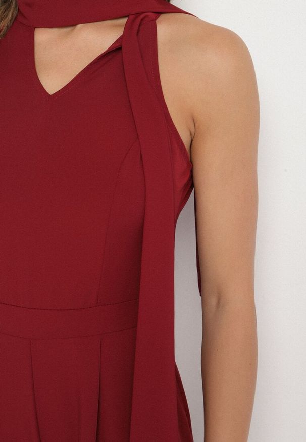 Born2be - Bordowy Kombinezon Bez Rękawów z Ozdobnym Wiązaniem i Szerokimi Nogawkami Silarine. Okazja: na co dzień. Kolor: czerwony. Materiał: jeans. Długość rękawa: bez rękawów. Styl: sportowy, klasyczny, casual, elegancki