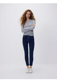Reserved - Jeansy slim push up - granatowy. Kolor: niebieski