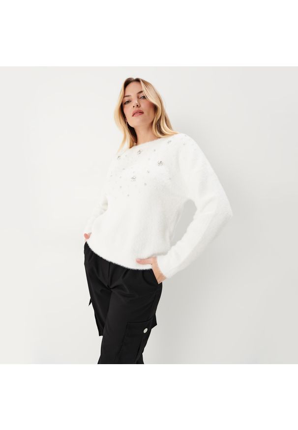 Mohito - Sweter z aplikacjami - Kremowy. Kolor: kremowy. Wzór: aplikacja