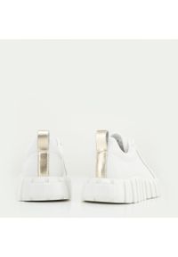 Wittchen - Damskie sneakersy ze skóry na grubej podeszwie. Okazja: do pracy, na spotkanie biznesowe, na co dzień. Nosek buta: okrągły. Kolor: biały, wielokolorowy, złoty. Materiał: skóra. Obcas: na platformie #5