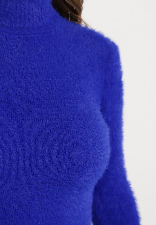 Born2be - Granatowy Elastyczny Golf z Wełną i Ściągaczami Ozdobiony Długim Włosem Alussone. Typ kołnierza: golf. Kolor: niebieski. Materiał: wełna. Długość rękawa: długi rękaw. Długość: długie. Wzór: aplikacja