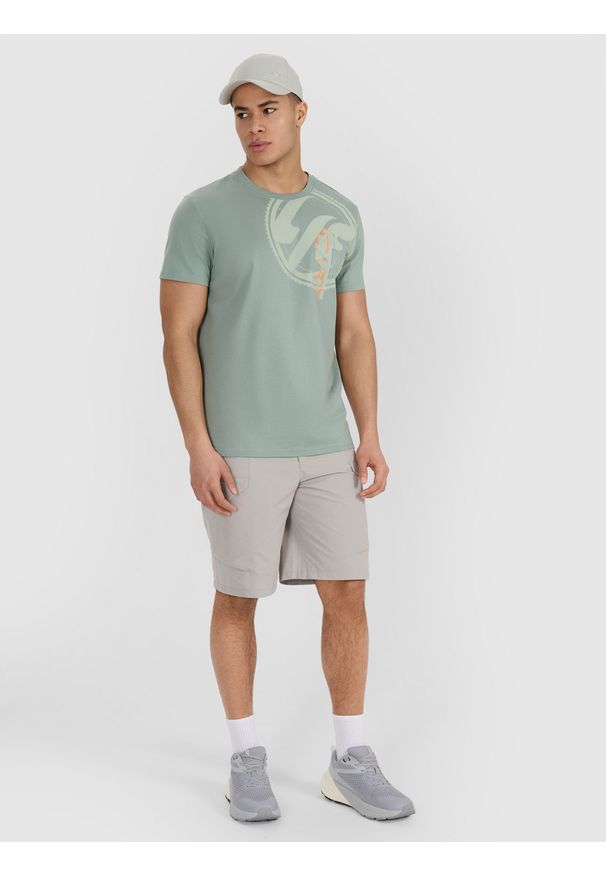 4f - 4F T-shirt regular z nadrukiem męski - oliwkowy S. Okazja: na co dzień. Kolor: oliwkowy, wielokolorowy, brązowy. Materiał: bawełna, materiał, jersey. Długość rękawa: krótki rękaw. Długość: krótkie. Wzór: nadruk. Styl: klasyczny, casual, sportowy