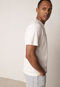 Born2be - Jasnobeżowa Koszulka T-shirt z Bawełny z Ozdobnym Nadrukiem Daphileia. Okazja: na co dzień. Kolor: beżowy. Materiał: bawełna. Długość: krótkie. Wzór: nadruk. Styl: casual #4