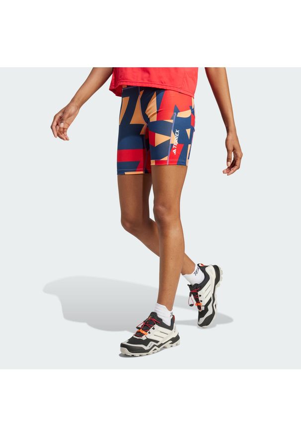 Adidas - Szorty Terrex Multi 8-Inch Tight Printed. Kolor: czerwony, wielokolorowy, pomarańczowy. Materiał: materiał. Sport: turystyka piesza